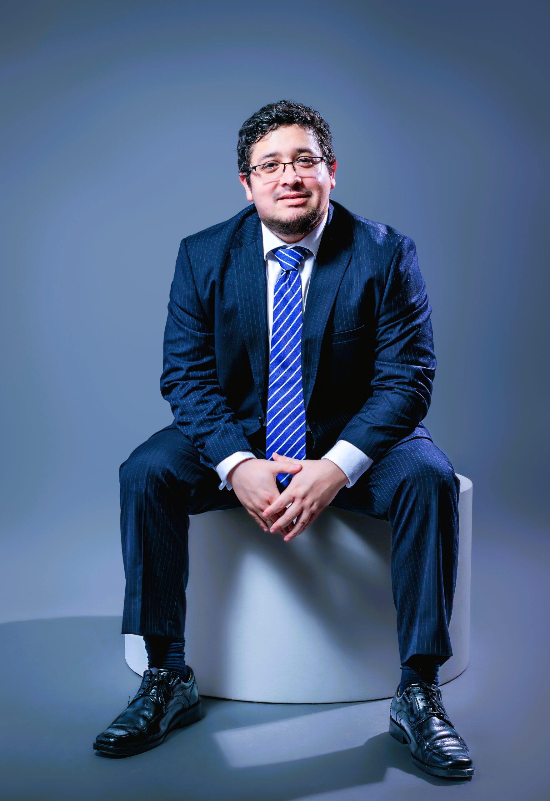 Juan Pablo Valenzuela Oyarzo en su estudio jurídico